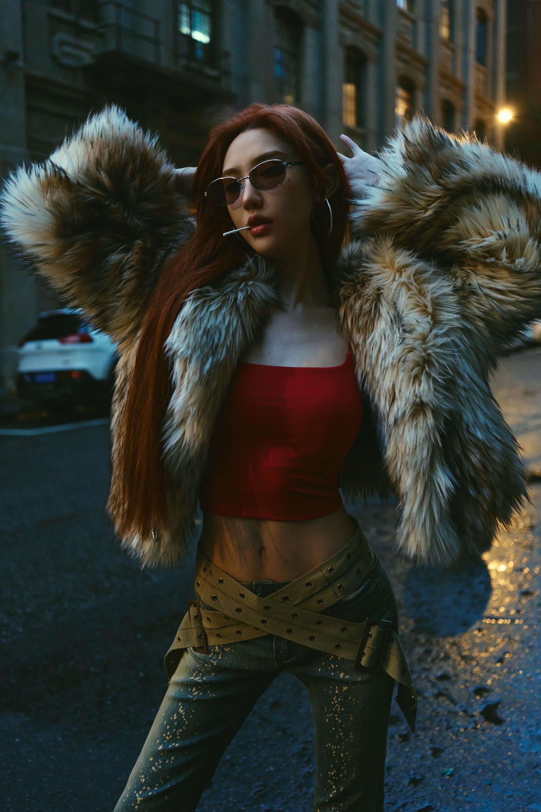 不好意思 踩到音响了。