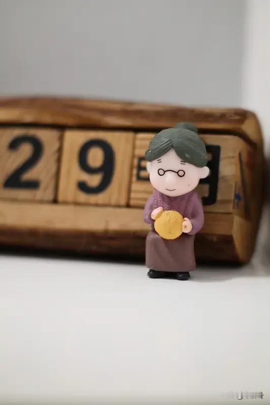 外婆

坐在藤椅里织毛衣，
毛线球滚到地上，
她也不急着捡，
就那么望着窗外，