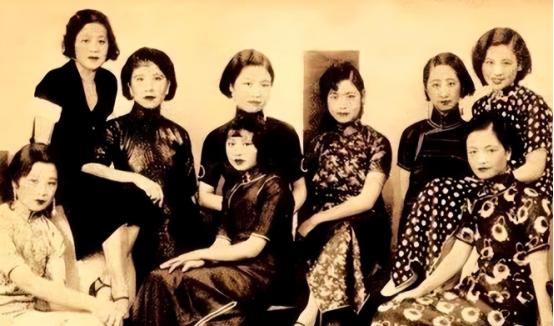 1926年，剥皮将军张宗昌终于如愿以偿，霸占了美人陈佩瑜。新婚之夜，张宗昌下令把