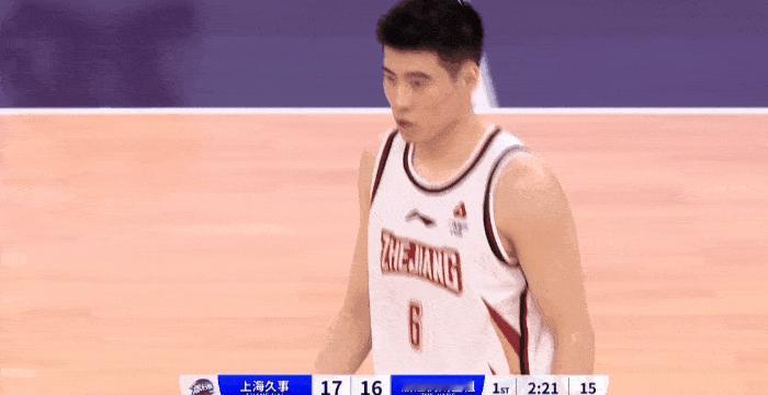 浙江男篮有“神医”，没事走两步。程帅澎快攻反击疑似踩到刘铮的脚，被队友背下场。感