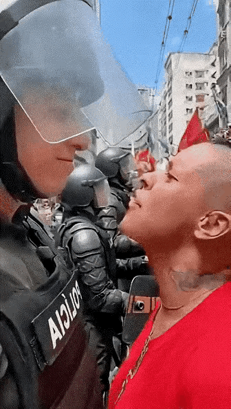 这个警察是懂兵法的