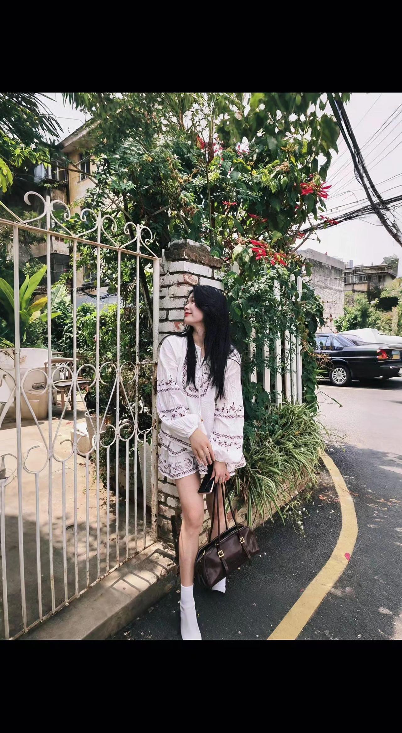 🌸铁艺栅栏爬满夏天🌿，白裙是流动的云☁️。转角遇见时光在开花💐