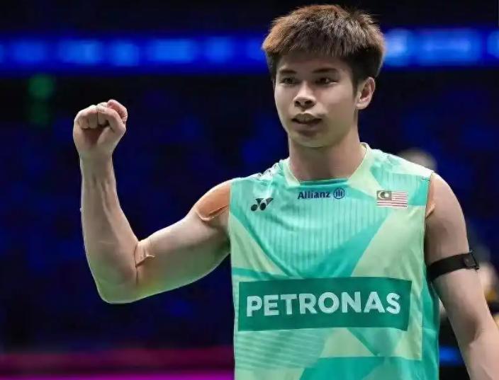 亚运羽坛彻底变天！日本队遭3-0横扫光速出局，成名名将爆冷被逆转，就连国羽男双也