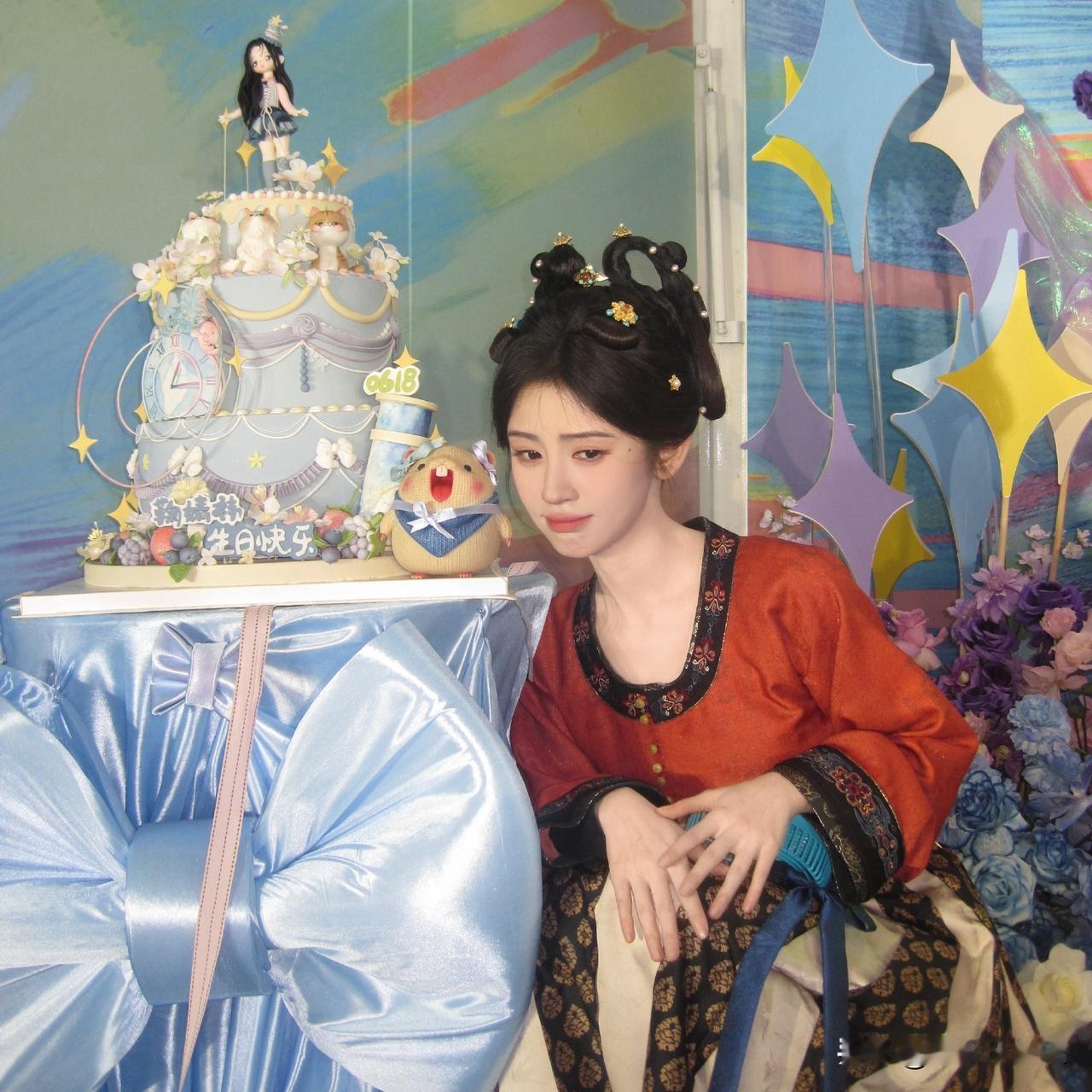 片场的暖光裹着细碎的奶油香，鞠婧祎一身素白戏服站在镜头前，发梢还沾着刚拍完夜戏的