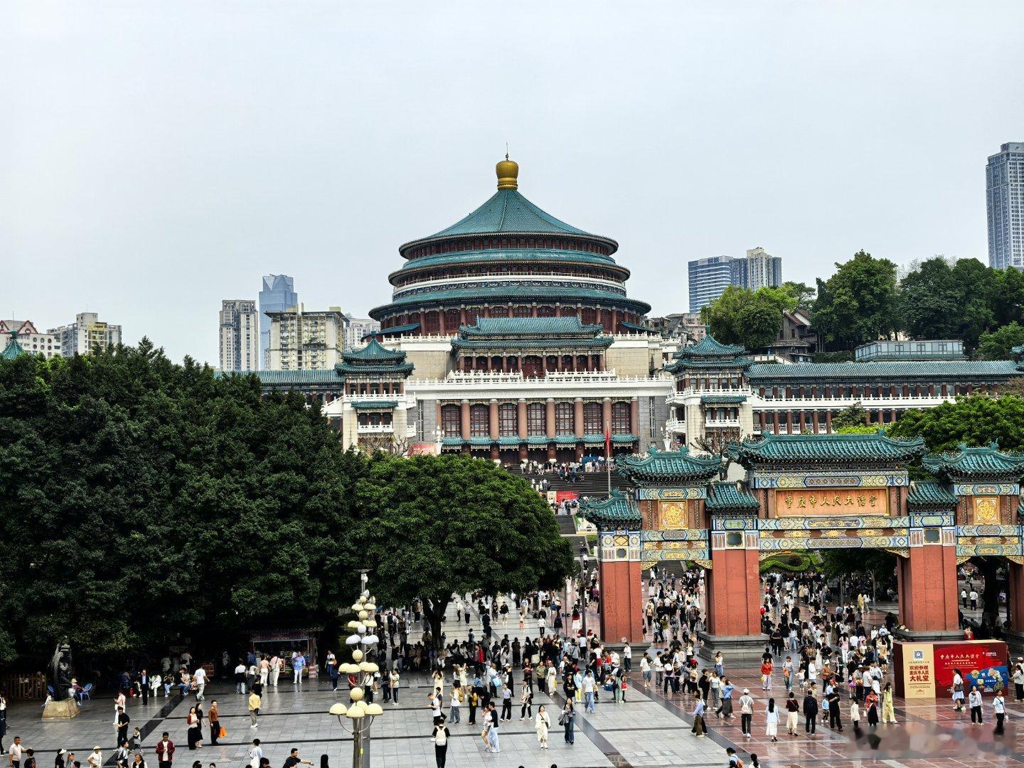 下午就是一下来到了三峡博物馆，好多人排队！！看我多久能进去——10分钟。 