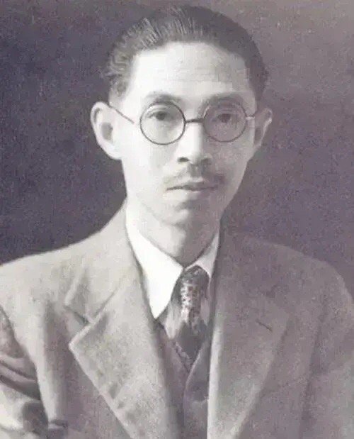 1928年，32岁的茅盾偷偷瞒着妻子和23岁的女学生秦德君同居。1年后，秦德君怀