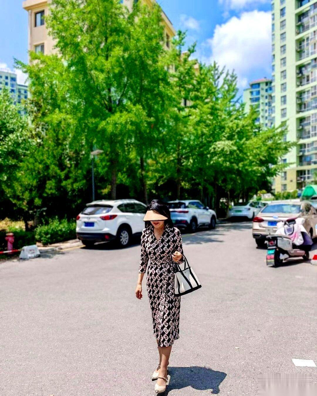 晚上八点半，客厅里静得只能听见钟表走动的声音。我那个六十多岁的老公，已经出门整整