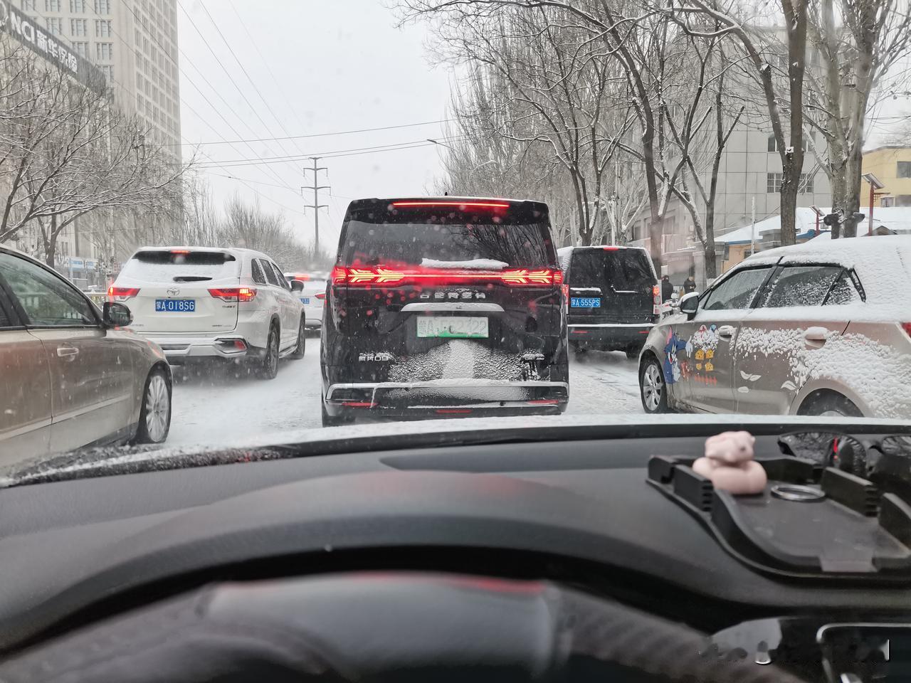 这天气大家最好还是别开车了，路滑的没法走，平时十分钟的路程，这天气半个小时也到不