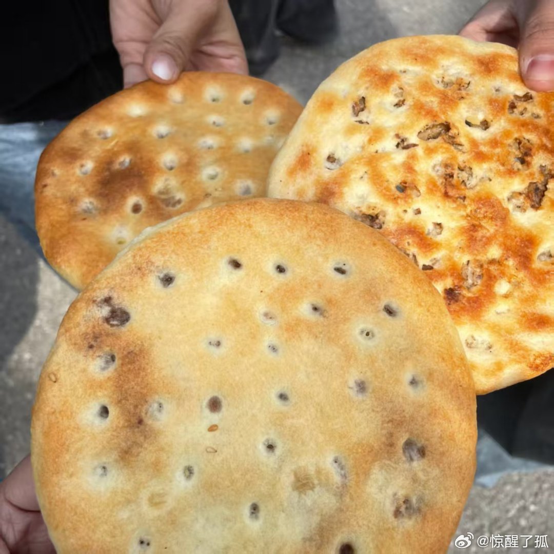 超燃现场吃到鹭卓从新疆带的馕了谁懂鹭卓从新疆带馕的惊喜！超大馕亲手送到眼前，也太