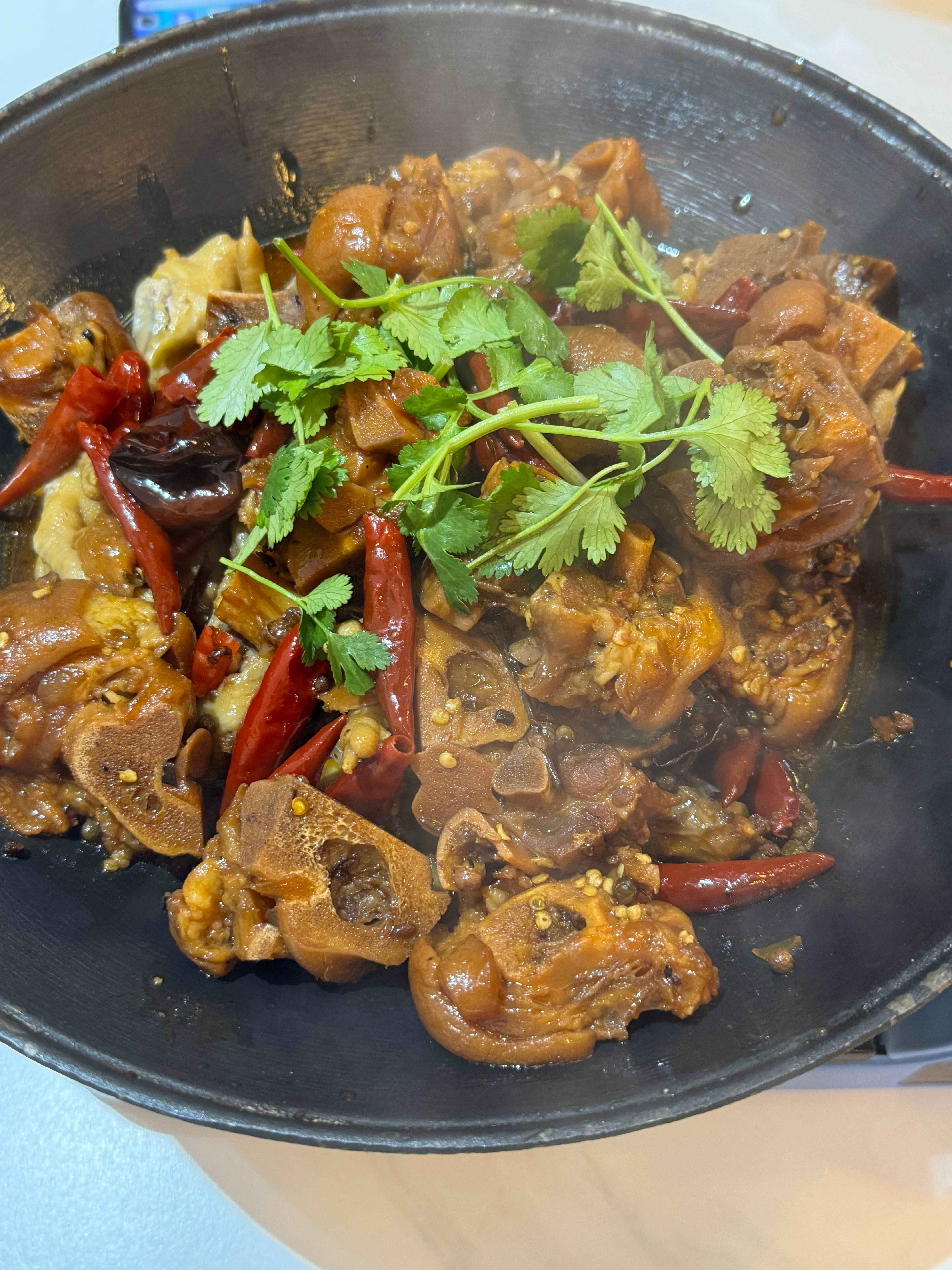 嘿嘿，昨天吃了香喷喷的猪蹄煲，配上软软糯糯的鸡爪[馋嘴]吃的太爽了，第二天才想起