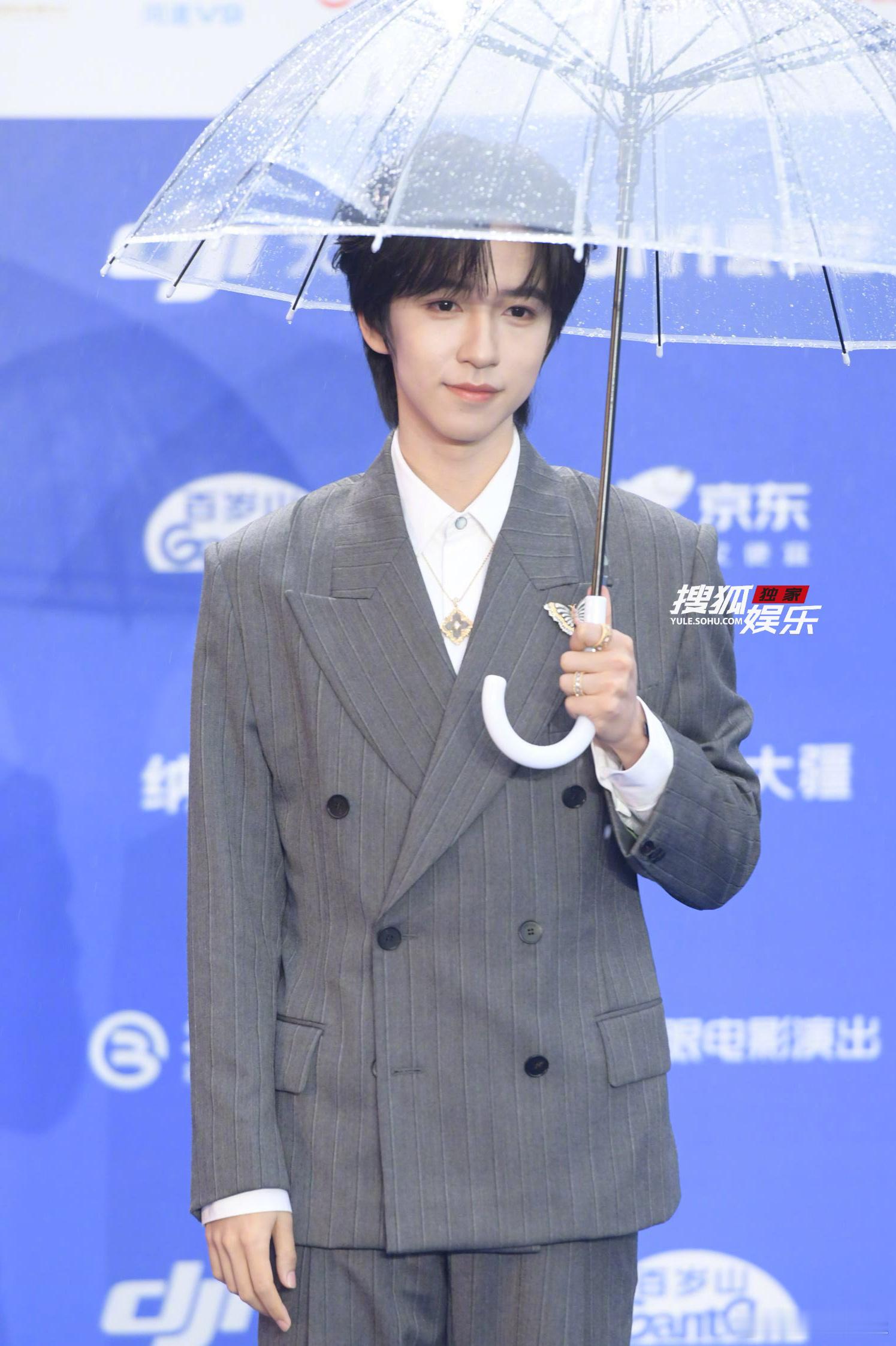 青年主持人一身灰色西服亮相北影节红毯，一起期待小贺晚上的精彩表现 北京国际电影节