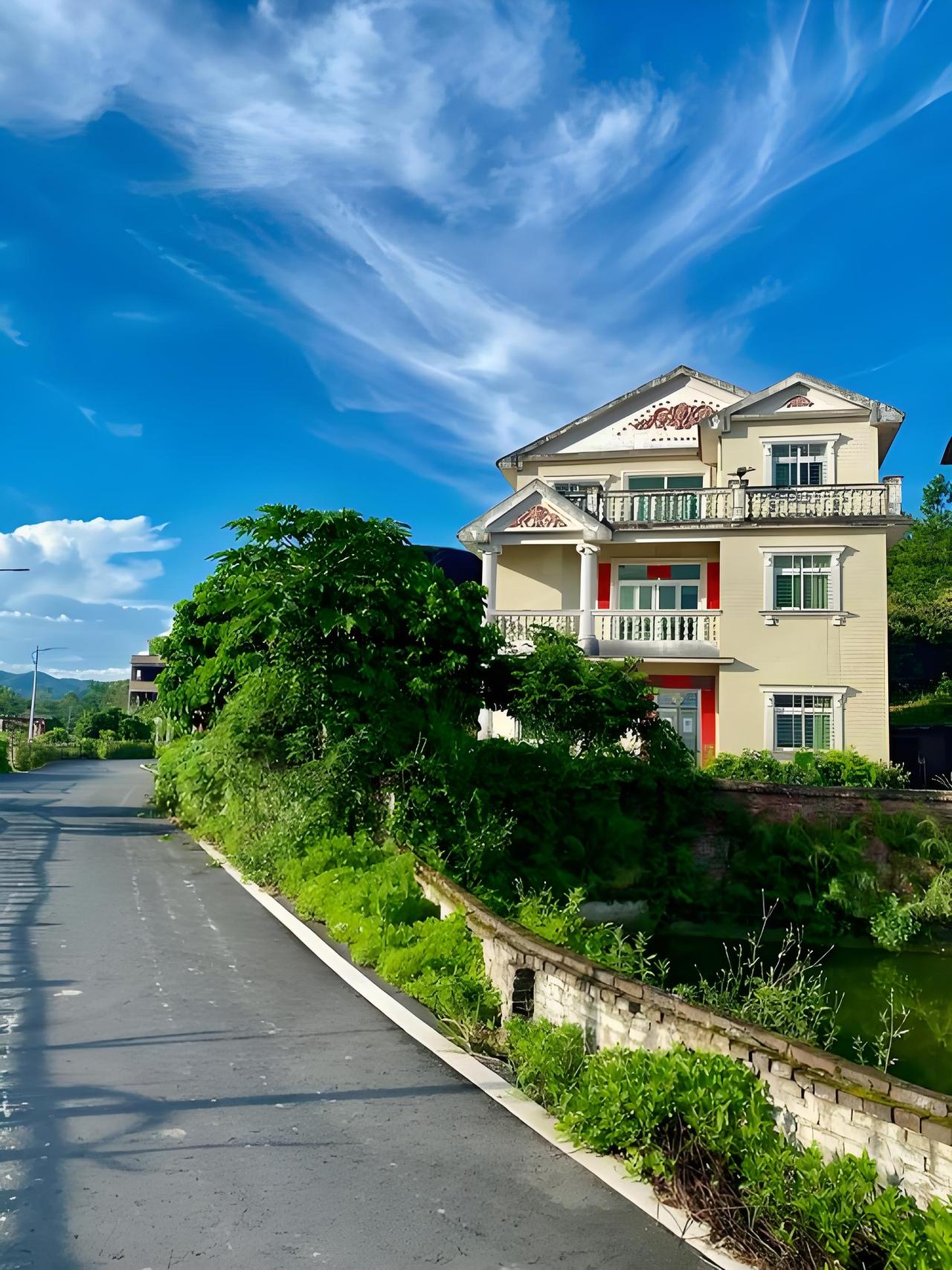 现在回农村花几十万盖房子，值不值还真不好说。
有人觉得特别值。在城里打拼多年，在