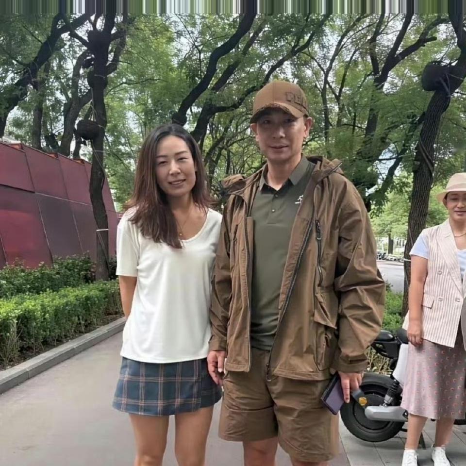 功夫巨星旁边那位女士是哪个明星？好像没见过？有认识的吗？