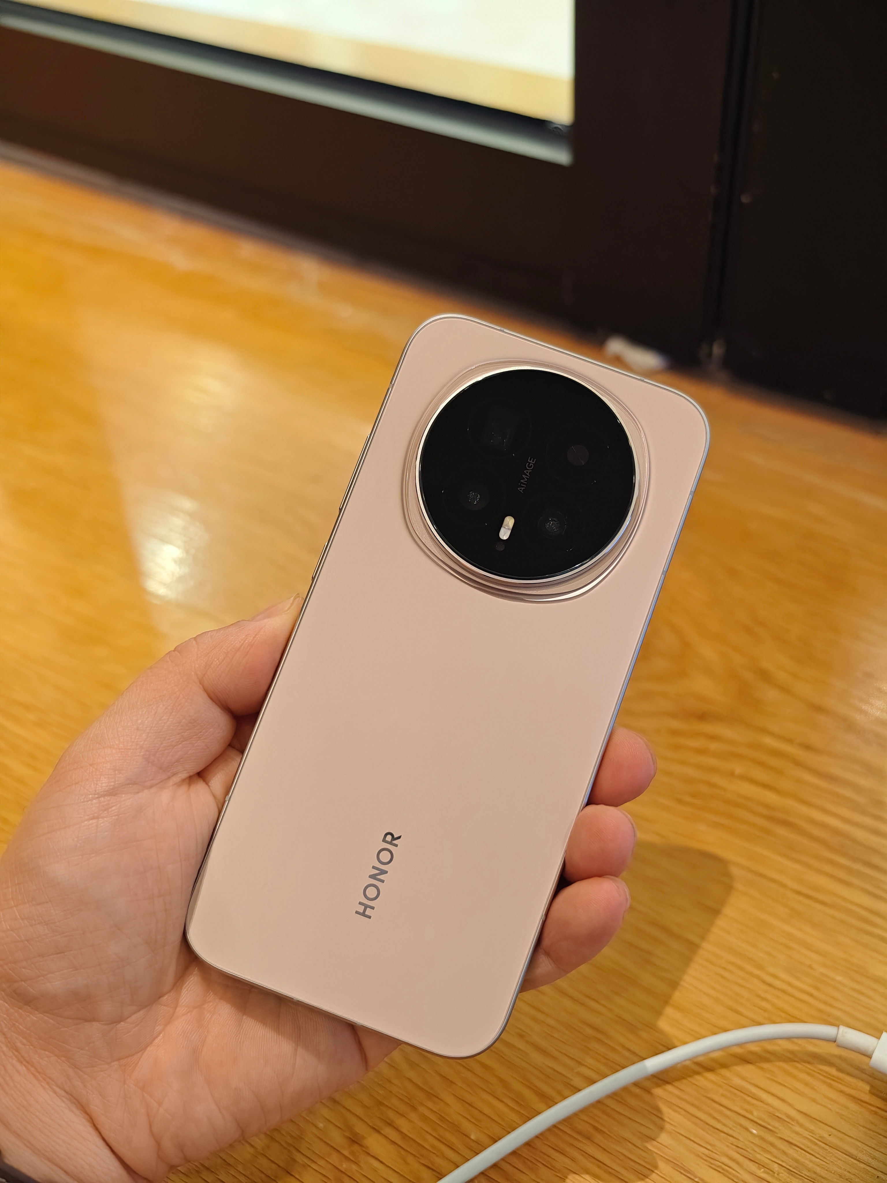 买手机选中端机还是上代旗舰 虽然说买新不买旧，但如果长时间用的话，还是选择上代旗