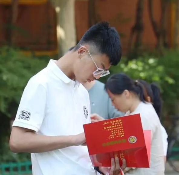 拿到录取通知书之后，家长们一定要去做这件事情，就是帮助孩子领取三笔钱。有很多家长