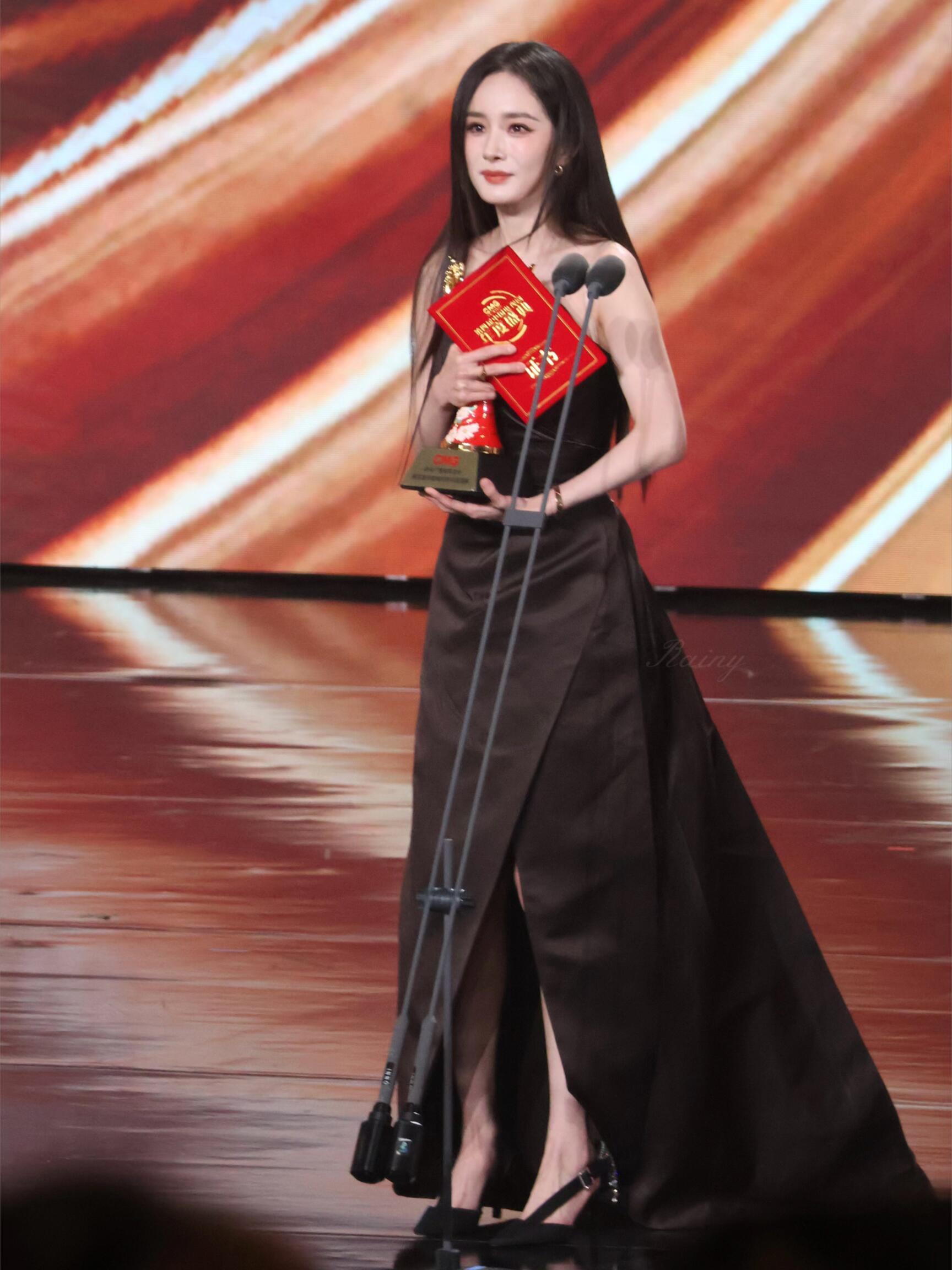 杨幂双料视后了要不是视后的颜值撑着Prada这条裙子真的拖后腿，厚重死气沉沉，毫