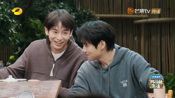 谁懂啊！彭昱畅张子枫这对抗路兄妹互动直接封神！妹妹刚嫌弃完哥哥干饭，反手就被哥哥