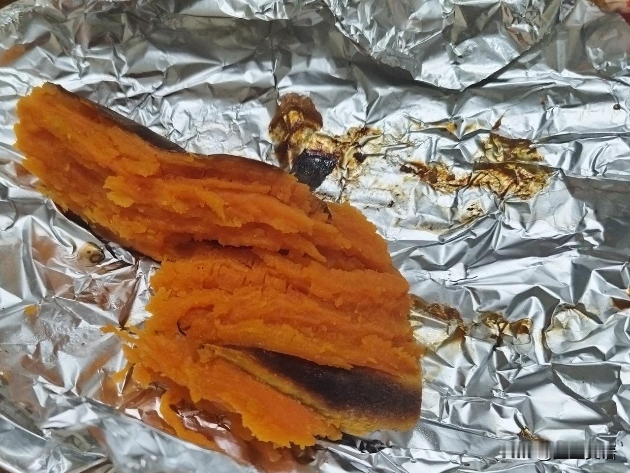 烤红薯，成功了[捂脸]

烤了俩红薯，烤了好久，一会过去看看，有没有流油，流油了
