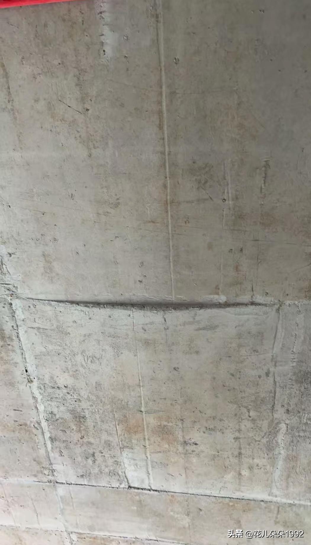 买房第一坑   天塌了❗️❗️❗️
没错！天花板“塌”了！！！

昨天装修公司入