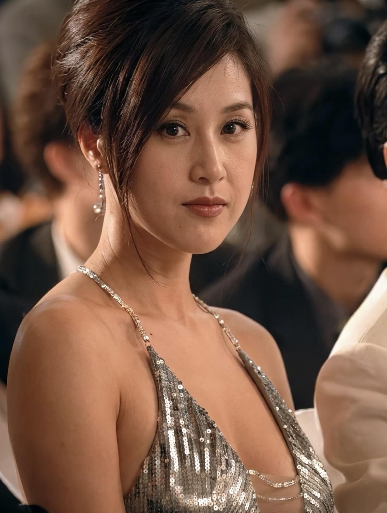 没想到2000年港片里艳压全场的性感御姐，居然是个日本女星。这是藤原纪香拍《雷霆