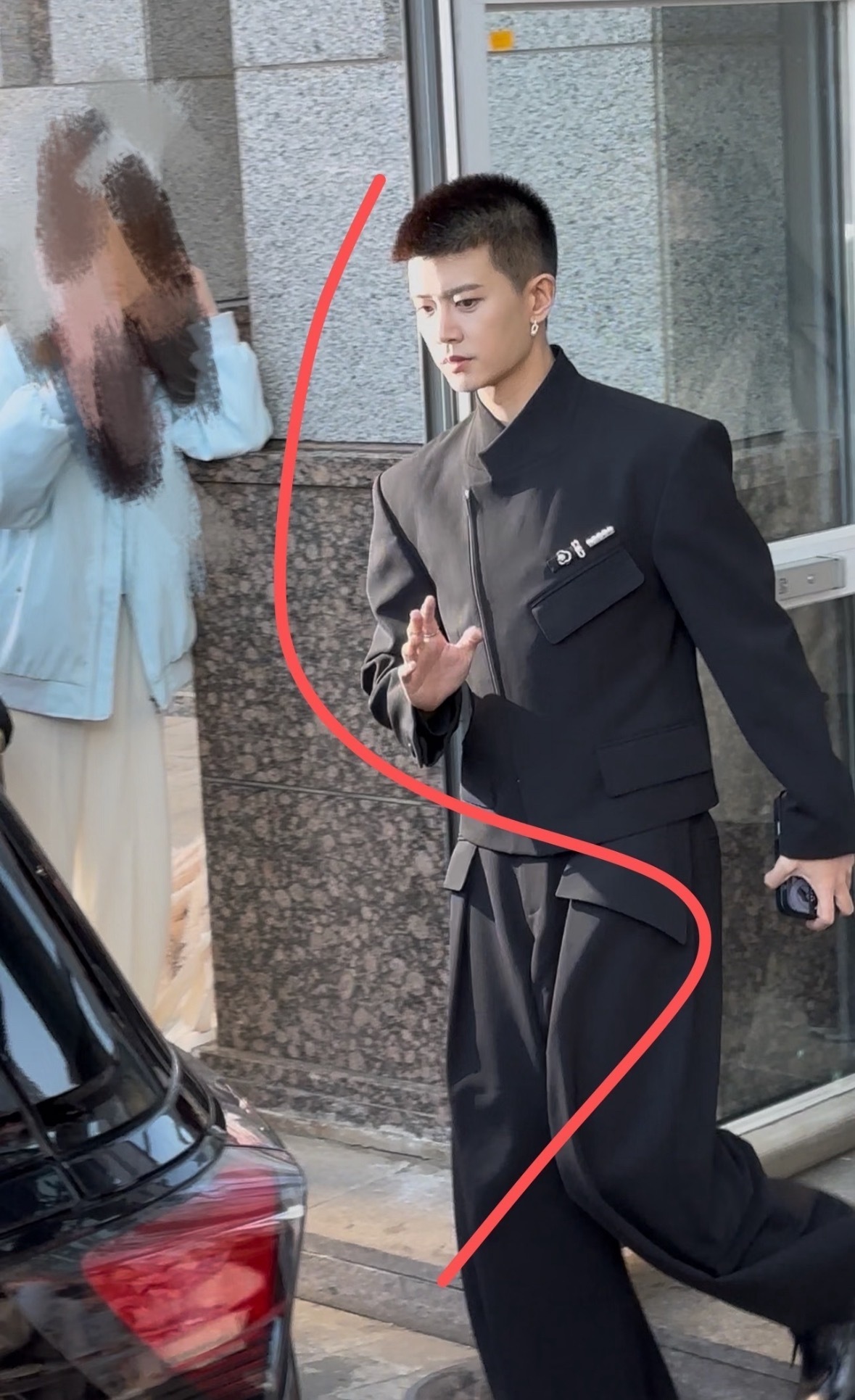 任嘉伦微博活动最新路透，寸头倍精神，太帅了！ 