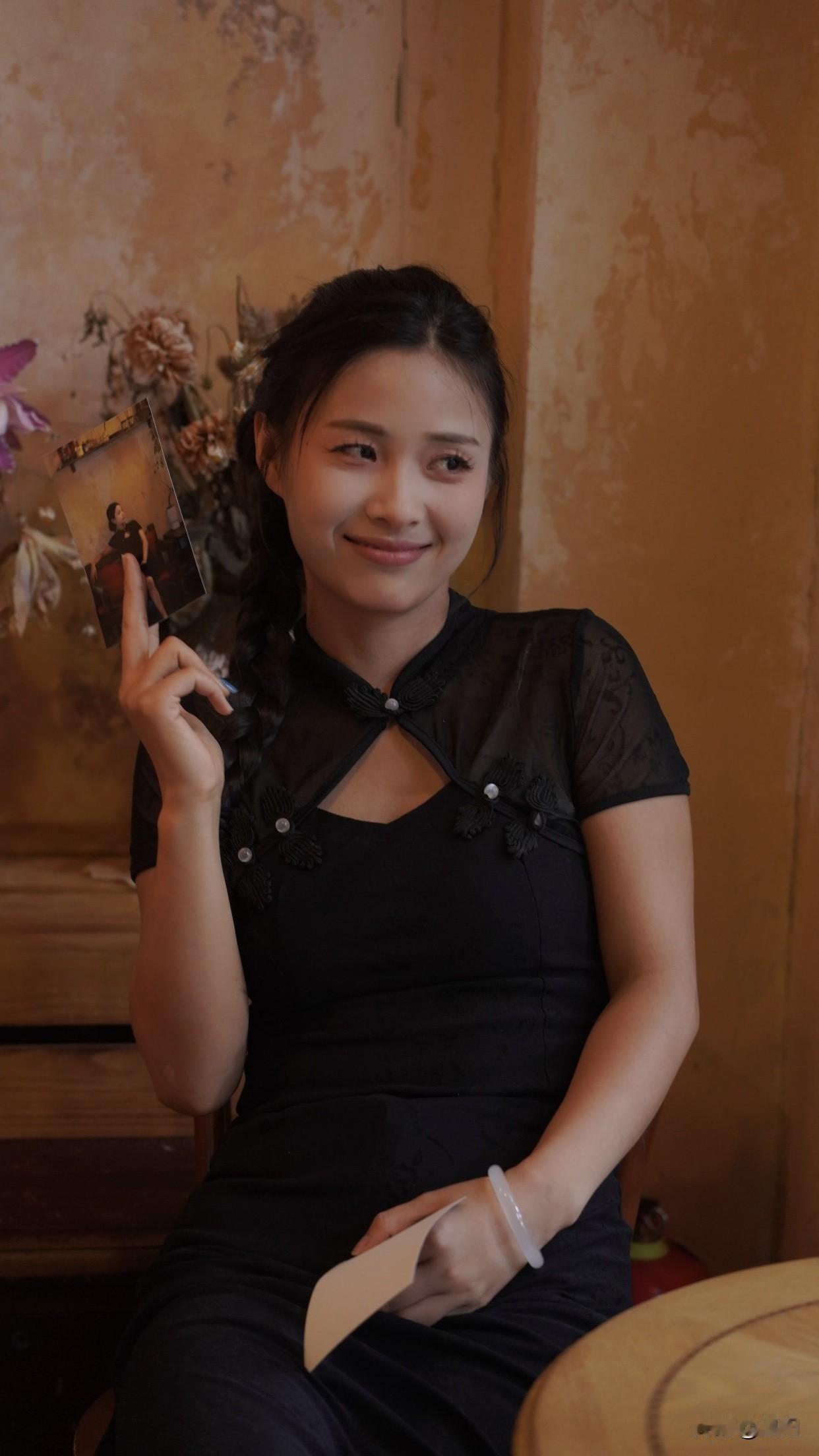 什么叫有韵味的女人有独特的气质，这种气质不是刻意装出来的，是从内而外散发的。