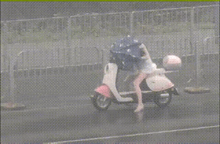狂风暴雨下，这伞已遮不了风雨，变成了累赘！
要懂得取舍，思路决定出路，早点开到安