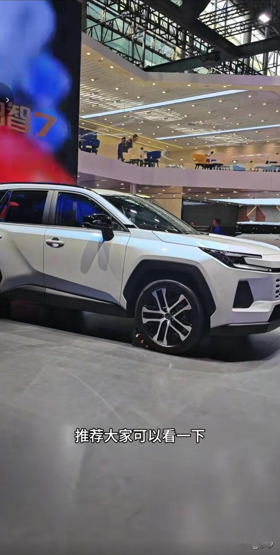 2026款的威兰达真的很帅，
首先它硬朗的外观很有越野风，
这回采用的是前脸类似