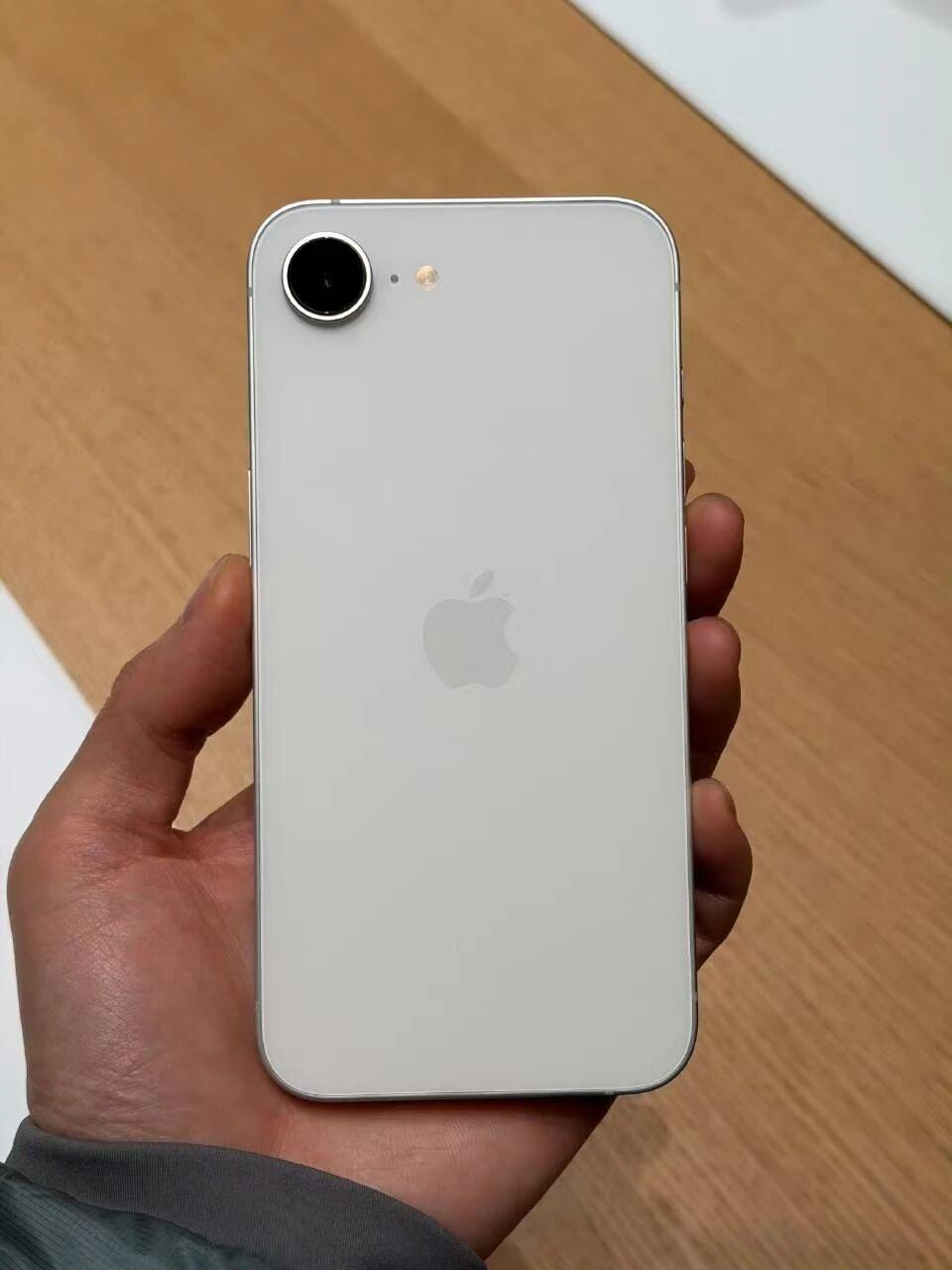 iPhone 17e真机上手，值不值得买iPhone 17e用的是阉割版A19（