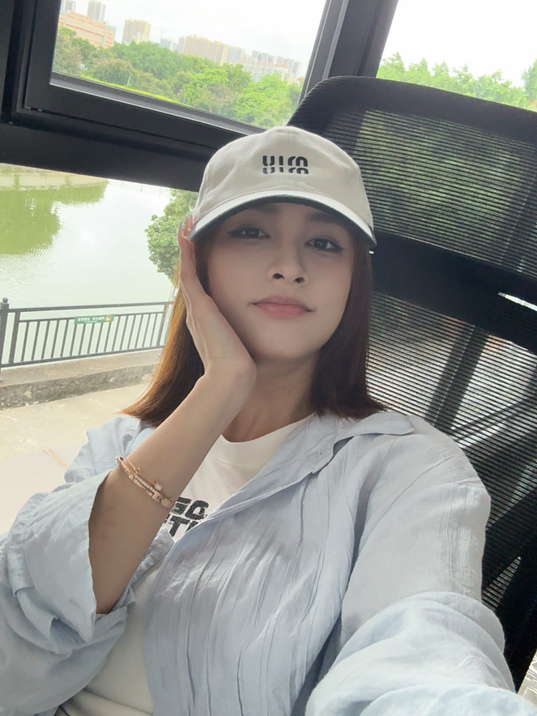 在广东误把台风当秋风管他台风秋风，出门不黏糊就很好了，不开空调也不难受，就是最好