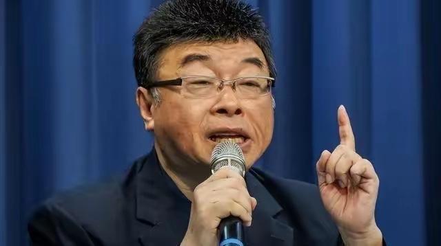 “你一个过气的领导人，现在还上窜下跳的，弄得自己像猪八戒照镜子，里外不是人”。