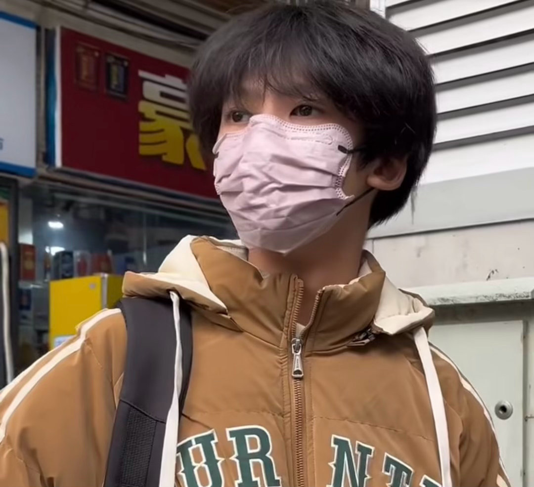 我都能想象张奕然他从口袋里找出来揉的皱巴巴的口罩戴上的萌样了 