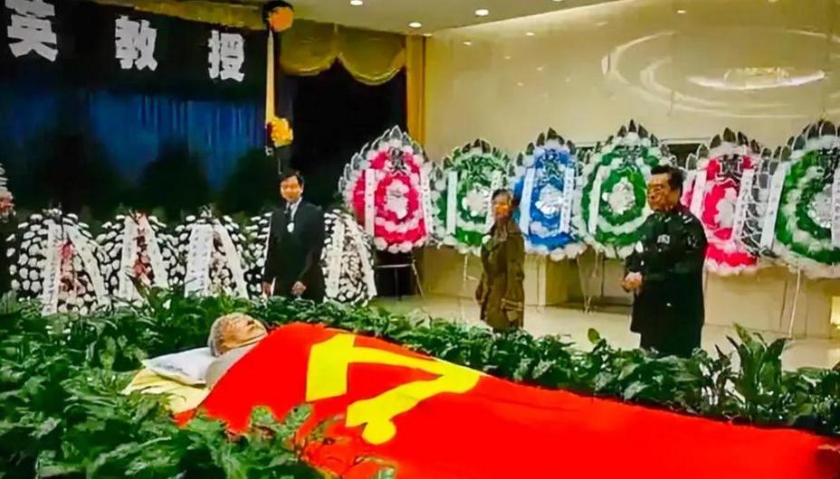 2012年，蒋英在北京离世，葬礼规格隆重，遗体上加盖了鲜红党旗，当时有不少人，认