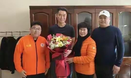 山东泰山本赛季教练配置有些诡异，宿茂臻出任主教练却只是挂名，韩鹏任教练组组长却履