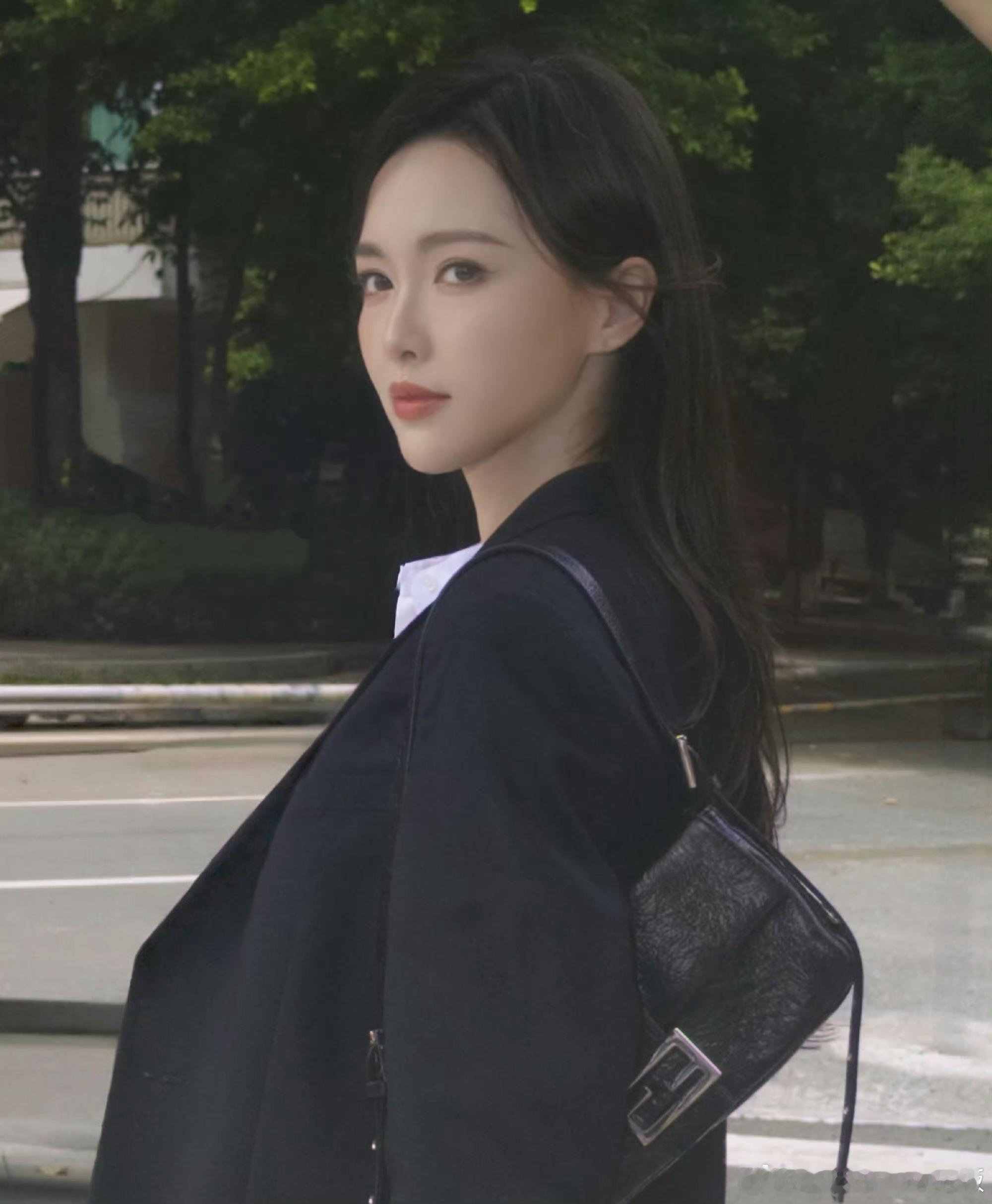 今日份青春女大，第一个给西装糖拍ccd的我不允许任何人忤逆你！！学姐，你太美好了