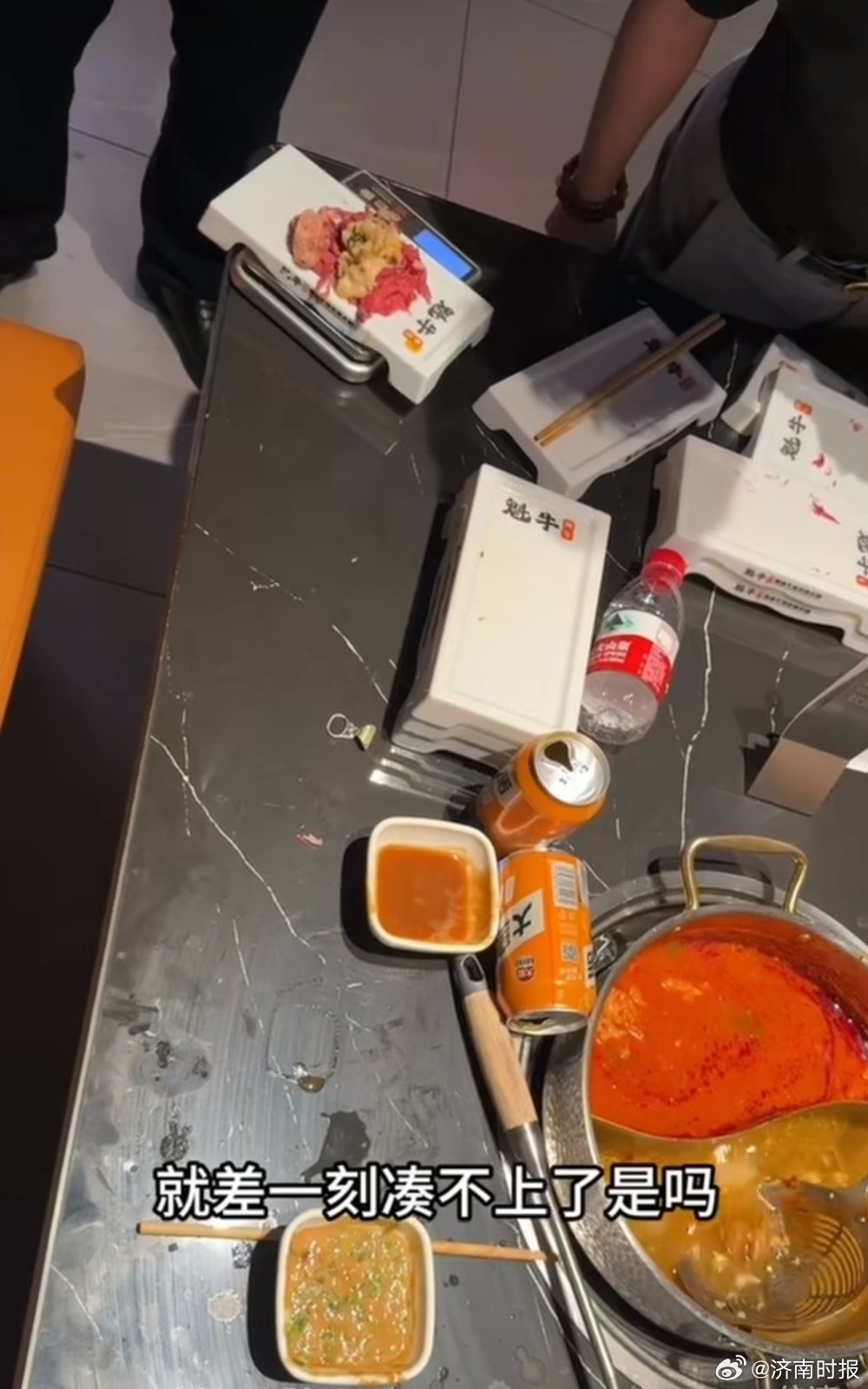 【#魁牛火锅为扣顾客押金捞锅凑分量#】#捞锅凑分量火锅店长被辞退# 4月25日，