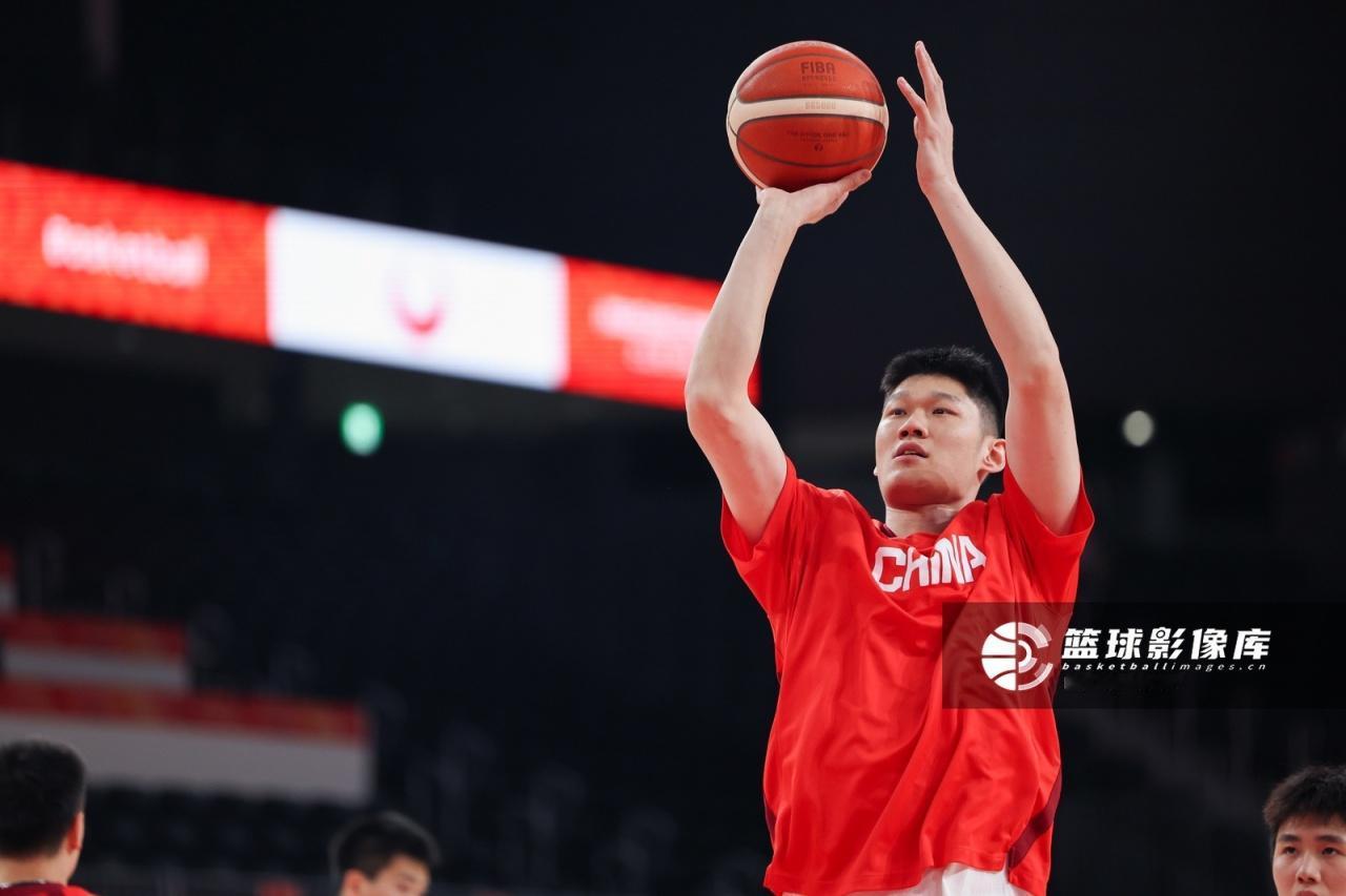 中国男篮老将胡金秋真是太让人心疼了！在今天的亚运会小组赛中国男篮99-61大胜哈