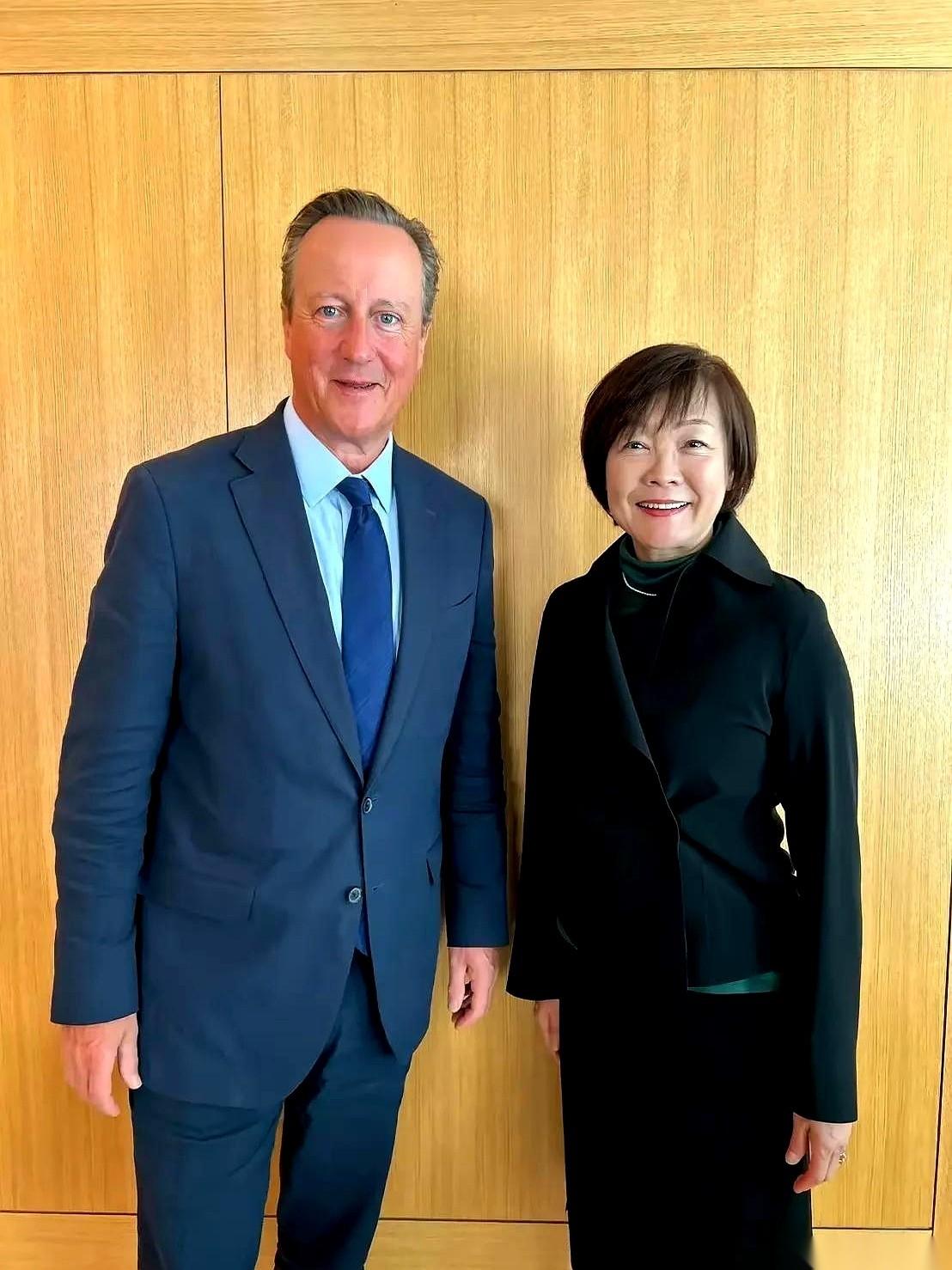 安倍估计怎么也想不到，他前脚刚走，他老婆后脚就成了“全球旅行博主”。
今天在英国