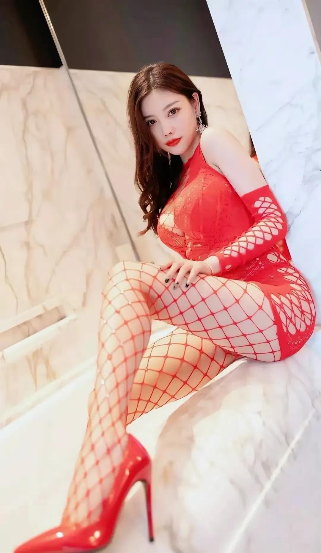 晨晨，瑶瑶，芝芝，三大美女齐登场。让你眼花缭乱，红衣，红色渔网袜，美翻天