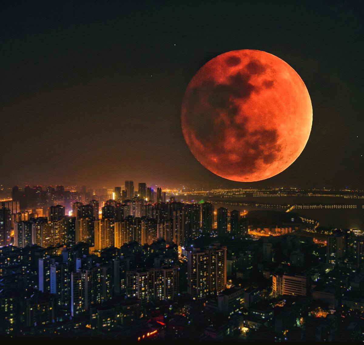 元宵赤月行
 
元宵月色古来白，今宵赤气贯三台。
初疑天狗吞金镜，复似娲皇炼石开