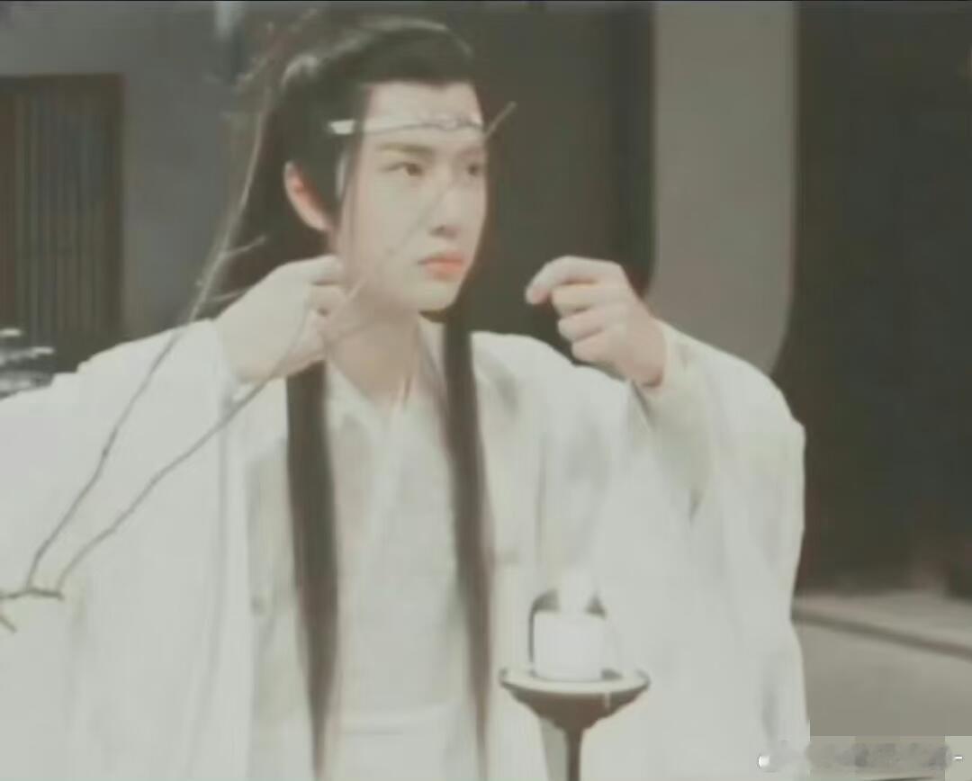 这是是王一博还是蓝湛呢 有亿点点可爱[期待][期待] ​​​