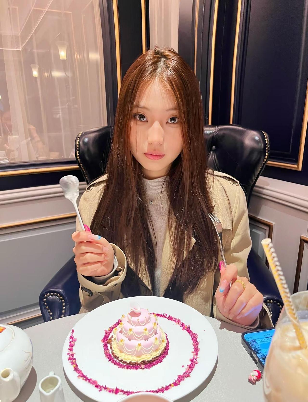 亲爱的老己，26年要比25年更加出片哈 爱你老己，明年见少女时代 穿搭 拍照姿势