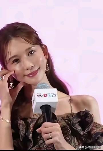 天呐！差点以为自己眼花，
这还是当年那个风情万种的“湾湾第一美女”志玲姐姐吗？脸