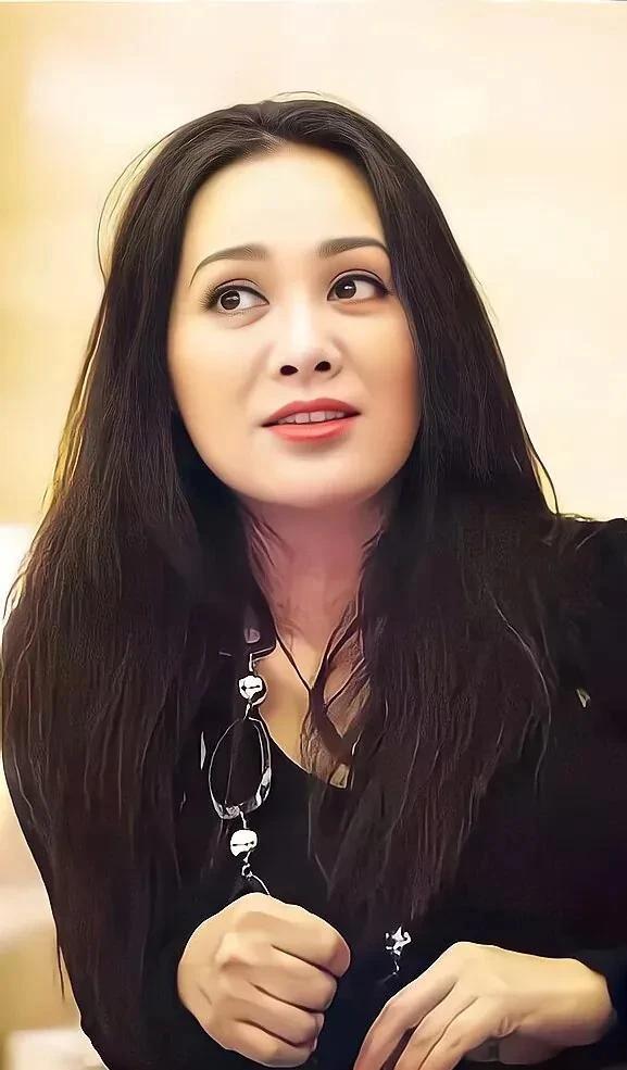 在演艺圈，宁静这个名字或许并不如那些家喻户晓的名字那样响亮，但她却是一个充满魅力