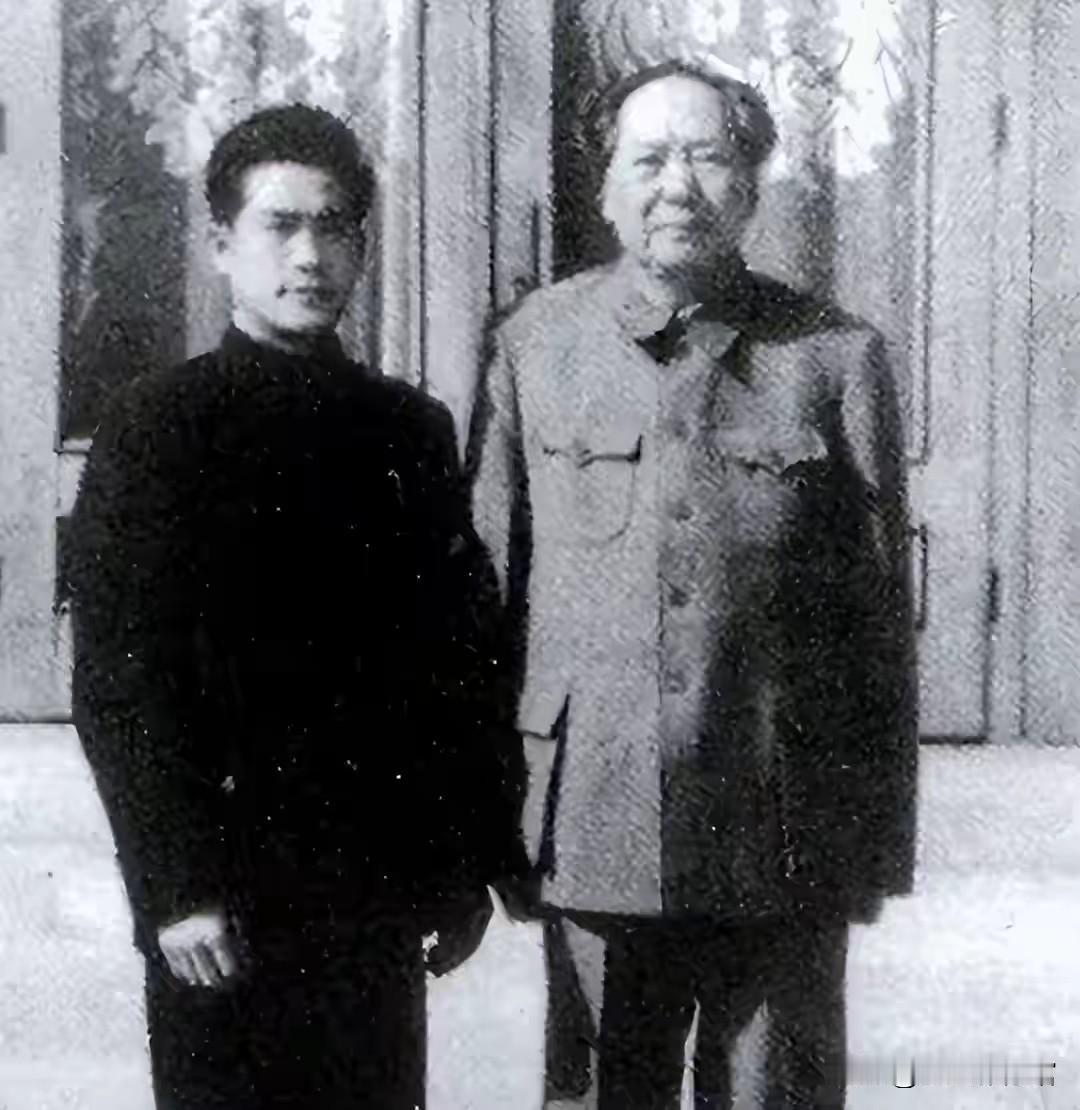 1963年于中南海门前，毛主席与贴身卫士张耀祠合影留念。长期朝夕相伴，卫士恪尽职