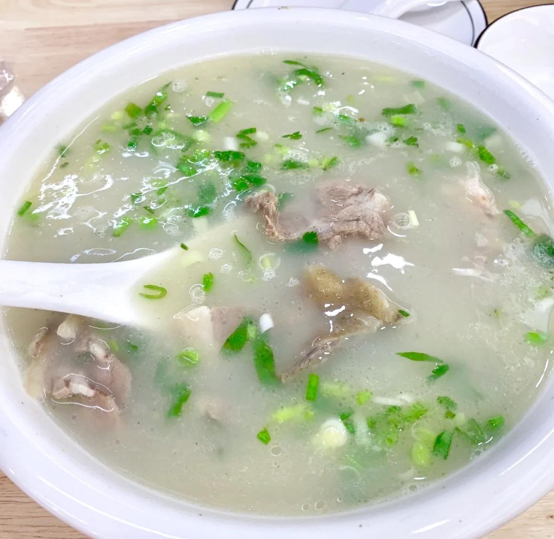 羊肉汤
         秋冬喝羊肉汤，是老辈传下来的食补习惯。
       