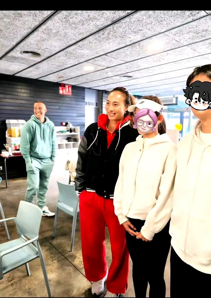 没有郑钦文的比赛消息，那就来看看我文在巴塞罗那训练的轶事。
图一：偶遇粉丝，郑钦