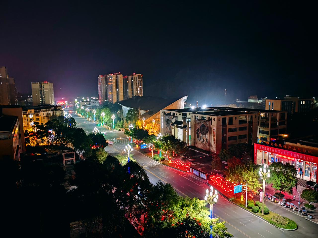 芦山迎宾大道灯火璀璨，繁华在夜色中流淌。这无声的歌，诉说着城市故事。夜深了，灯火