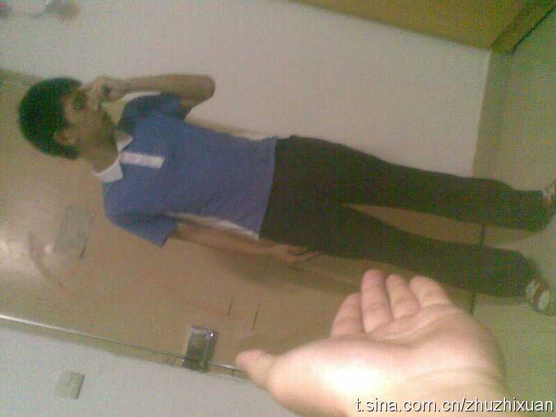 我乍一眼看过去以为他从小就烧得很和一些爱美的女孩子一样把校服上衣改窄腰 