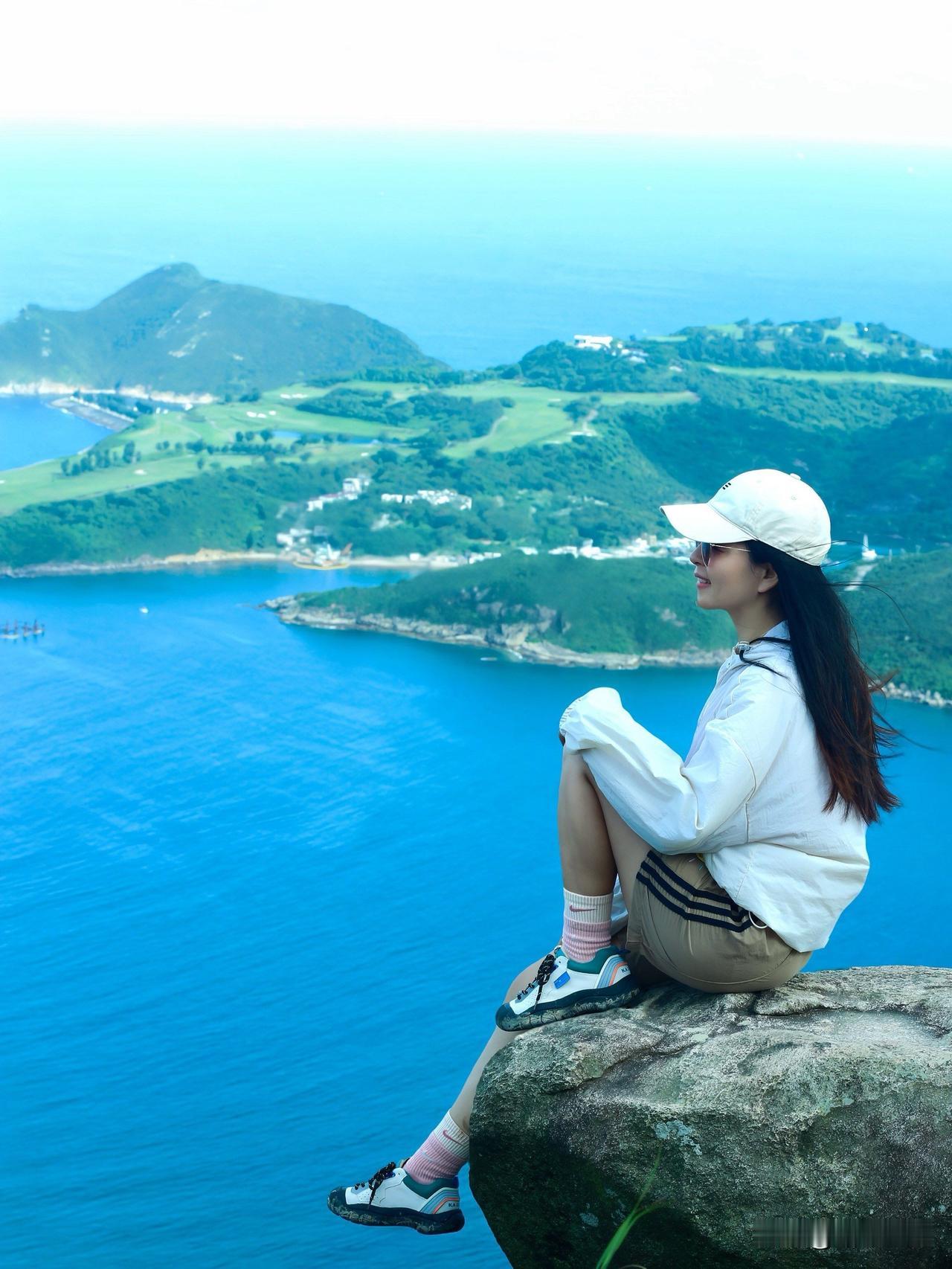 崂山山顶望沧海，人间绝色醉心扉
 
寻一处山海秘境，赴一场崂山之约。趁着风和日丽